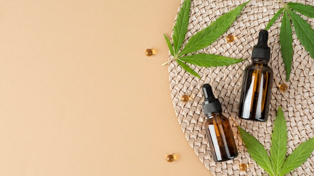 Arranjo de produtos de cannabis orgânica com espaço de cópia
