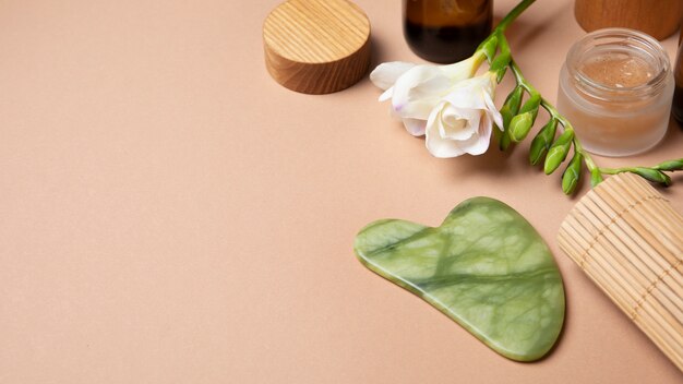 Arranjo de produtos de cuidado e gua sha de alto ângulo
