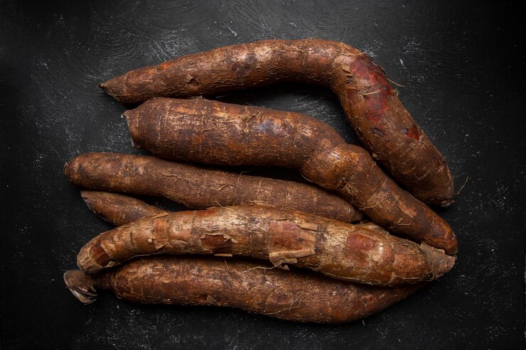 Foto grátis arranjo de raízes nutritivas de mandioca