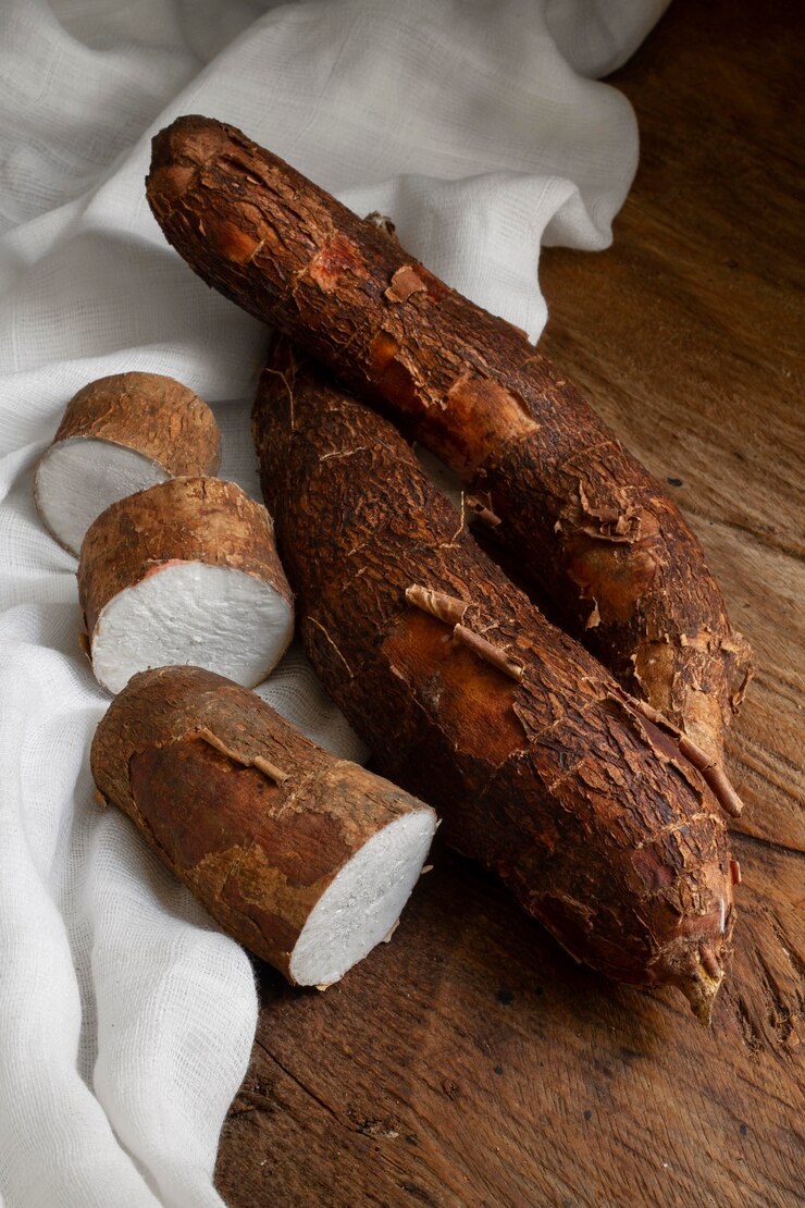 Foto grátis arranjo de raízes nutritivas de mandioca