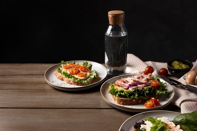 Foto grátis arranjo de refeição deliciosa de ângulo elevado