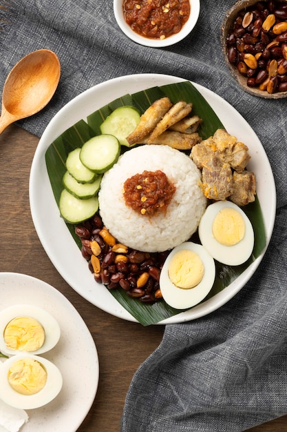 Foto grátis arranjo de refeição tradicional nasi lemak