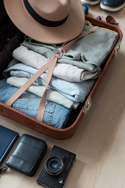 Arranjo de roupas e acessórios em uma mala