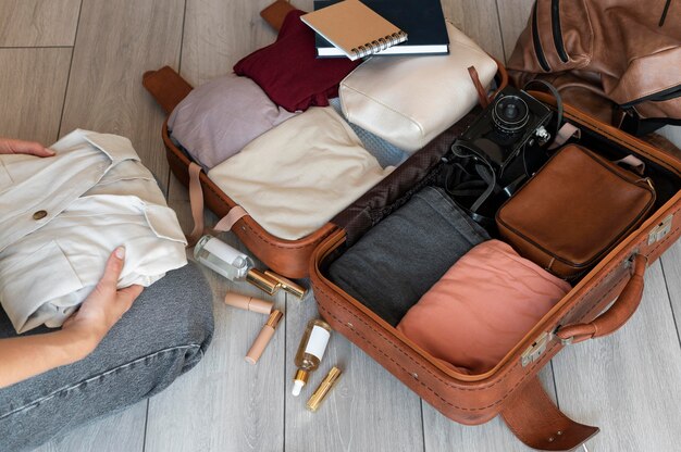 Arranjo de roupas e acessórios em uma mala