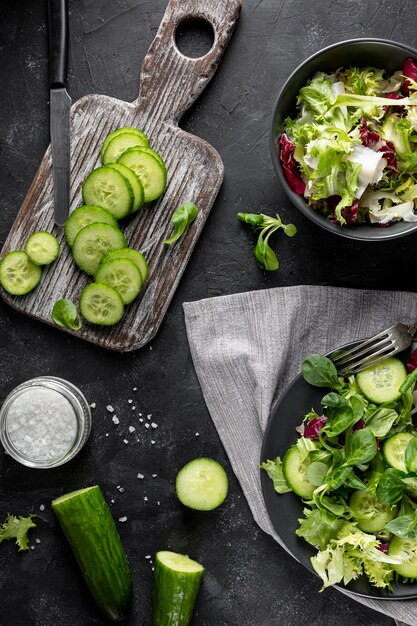 Arranjo de salada com talheres escuros