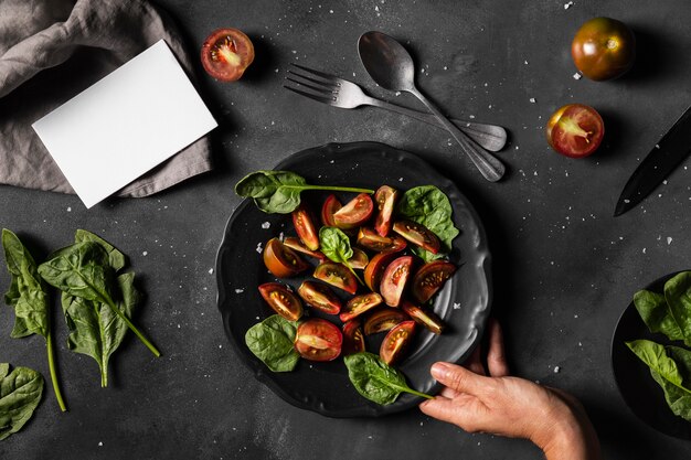 Arranjo de salada e cópia da vista superior do cartão de espaço