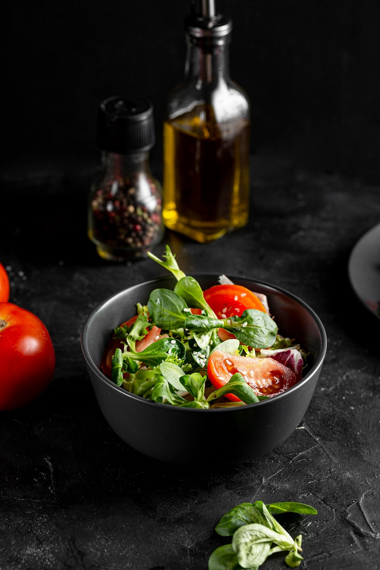 Foto grátis arranjo de salada em tigela escura
