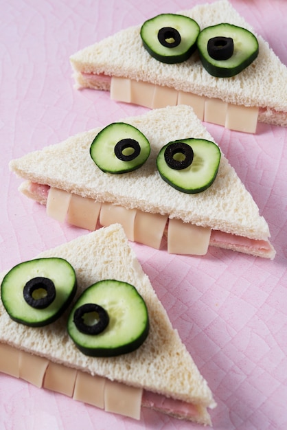 Foto grátis arranjo de sanduíches deliciosos de ângulo alto