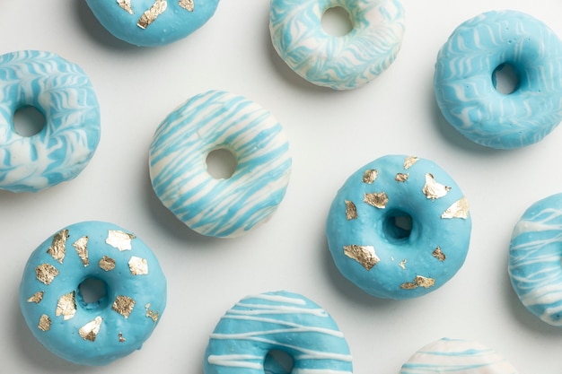 Foto grátis arranjo de segunda-feira azul com rosquinhas