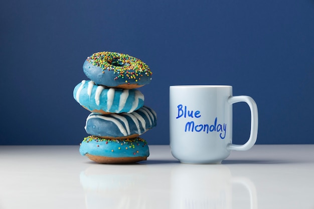 Foto grátis arranjo de segunda-feira azul com rosquinhas