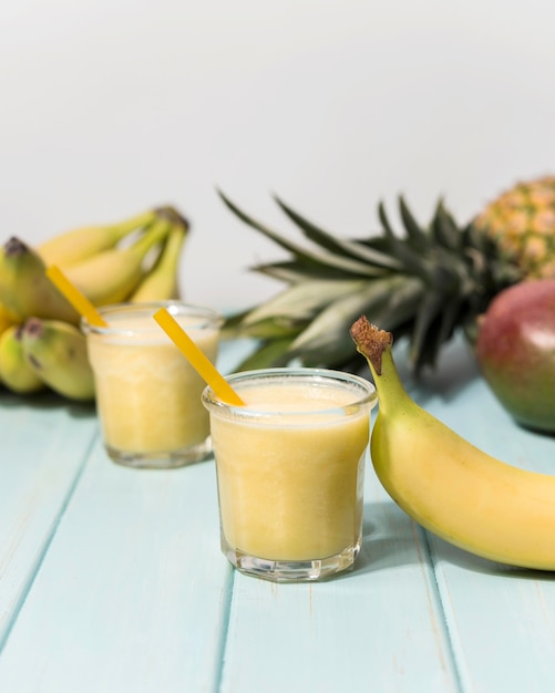 Arranjo de smoothie de banana saborosa