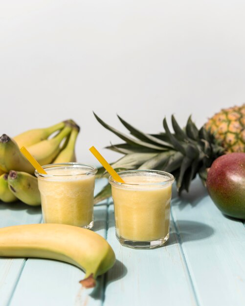 Arranjo de smoothies de banana