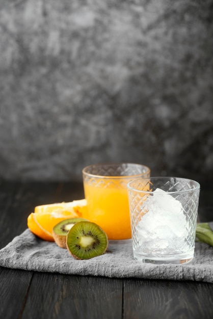 Arranjo de suco de laranja e kiwi