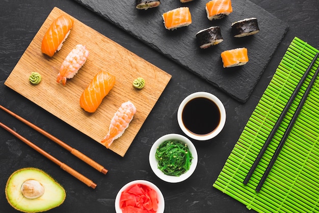 Arranjo de sushi vista superior