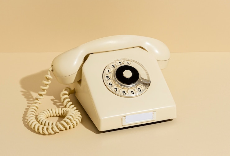 Foto grátis arranjo de telefone amarelo vintage