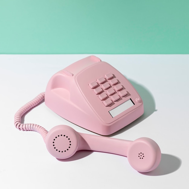 Foto grátis arranjo de telefone rosa vintage