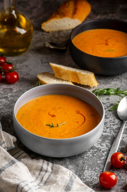 Foto grátis arranjo de tigelas de comida de ângulo alto