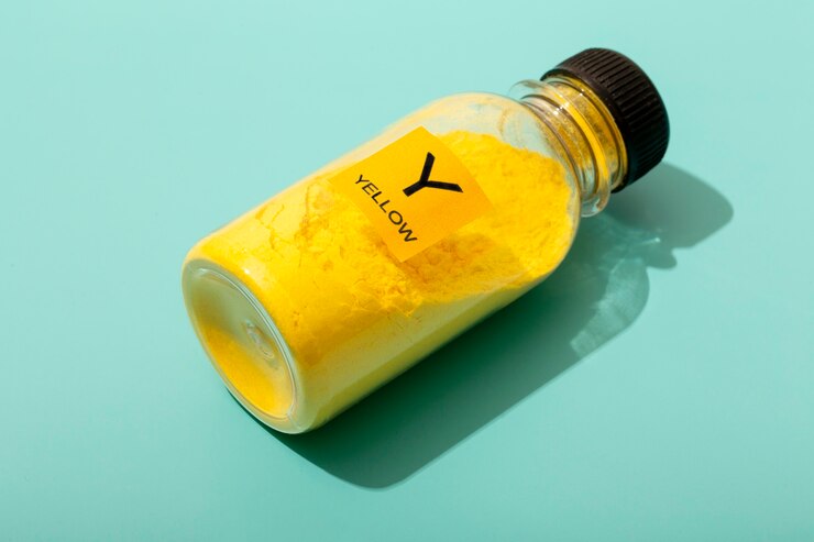 Foto grátis arranjo de toner amarelo de natureza morta isolado