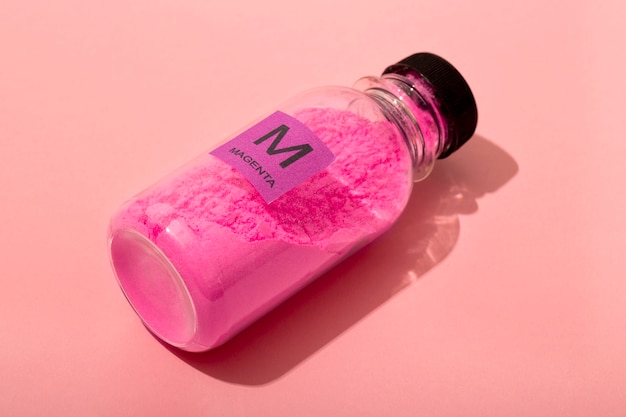 Arranjo de toner magenta de natureza morta isolado