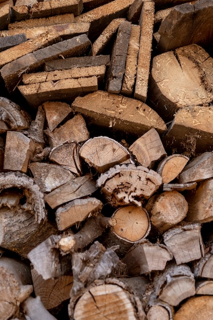 Foto grátis arranjo de toras de madeira de baixo ângulo