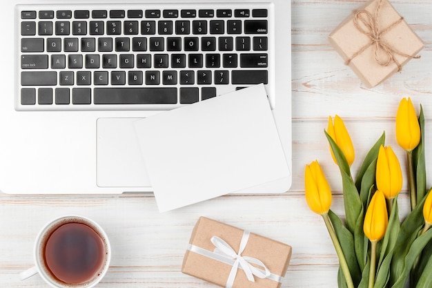 Foto grátis arranjo de tulipas amarelas na mesa de trabalho