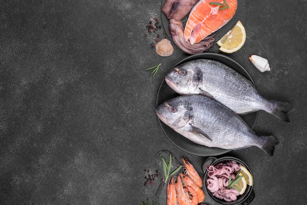 Arranjo de vários tipos de peixes planos