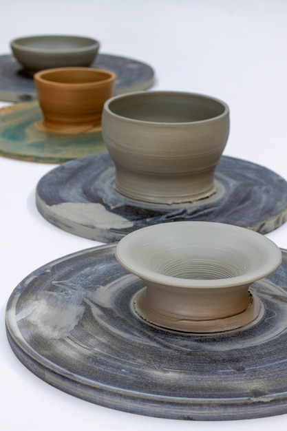 Arranjo de vasos de cerâmica de alto ângulo