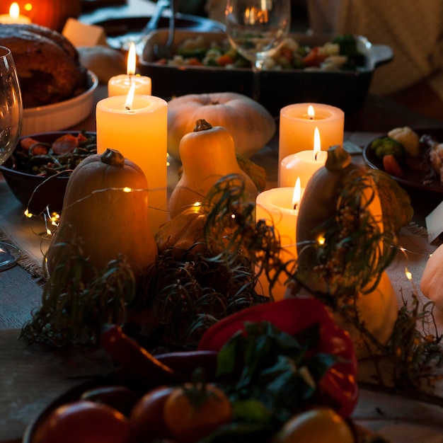 Arranjo de velas de ângulo alto na mesa