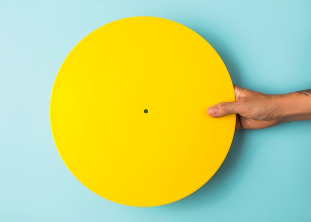 Arranjo de vinil pintado de amarelo