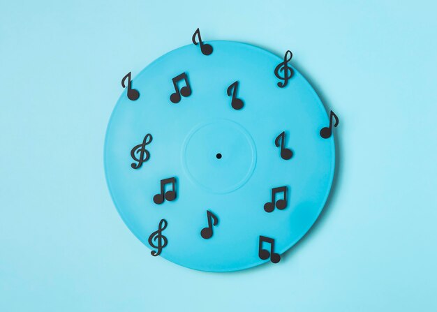 Arranjo de vinil pintado de azul com notas musicais