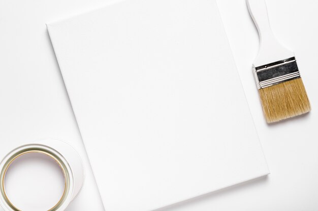 Arranjo de vista superior com pedaço de papel e pincel