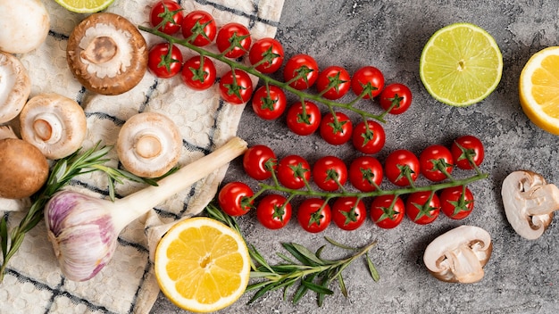 Foto grátis arranjo de vista superior com tomates frescos