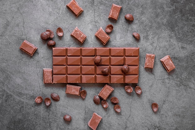 Foto grátis arranjo de vista superior de deliciosos produtos de chocolate