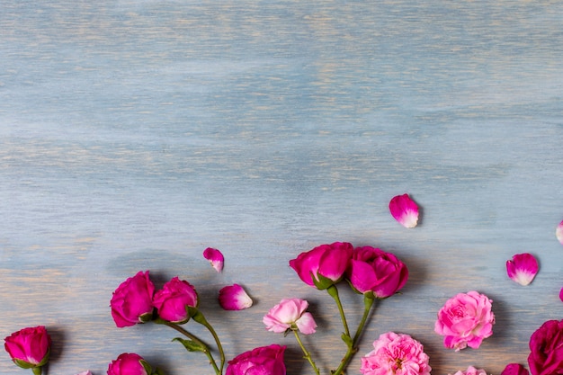 Foto grátis arranjo de vista superior de rosas na mesa