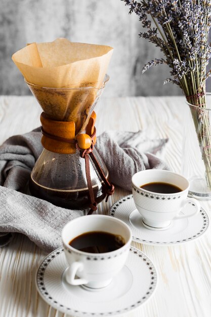 Arranjo de xícaras de café na mesa