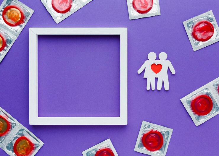 Foto grátis arranjo do conceito de contracepção com preservativos vermelhos e moldura vazia