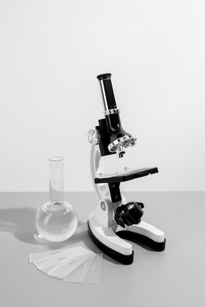 Arranjo do dia da ciência mundial com microscópio