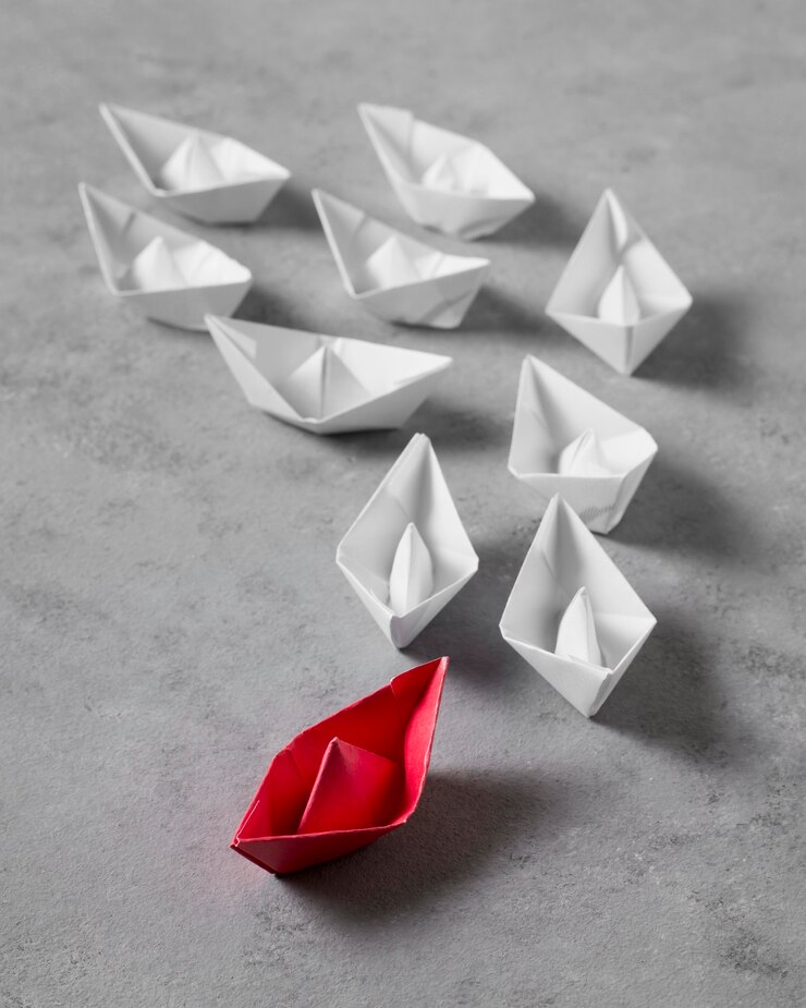 Foto grátis arranjo do dia do chefe de alto ângulo com barcos de papel