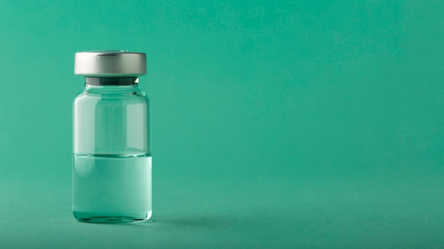 Arranjo do frasco de vacina em verde