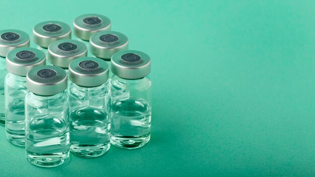Arranjo do frasco de vacina em verde