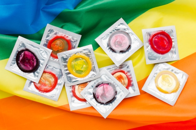 Foto grátis arranjo do método contraceptivo na bandeira lgbt