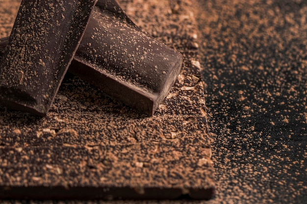 Arranjo escuro de alto ângulo com close-up de sobremesa de chocolate