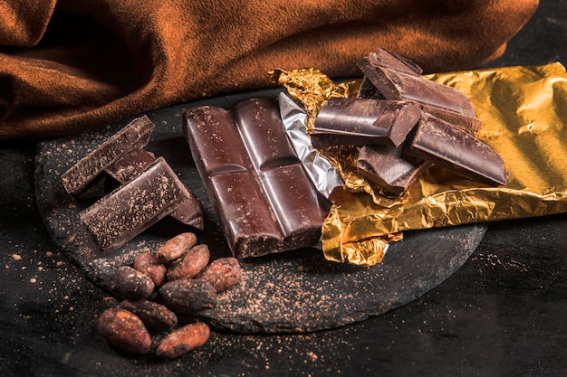 Foto grátis arranjo escuro de alto ângulo com sobremesa de chocolate