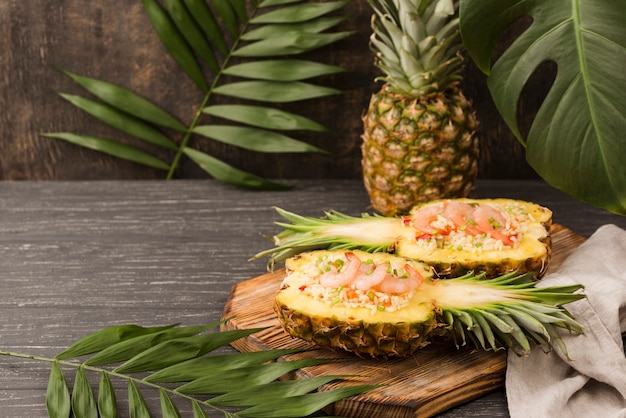 Arranjo exótico com abacaxi e frutos do mar