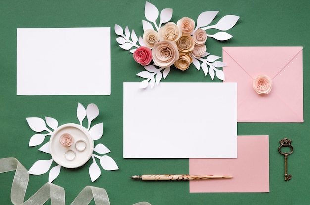 Foto grátis arranjo floral bonito dos artigos de papelaria do casamento