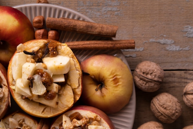 Arranjo liso leigo com maçãs e paus de canela