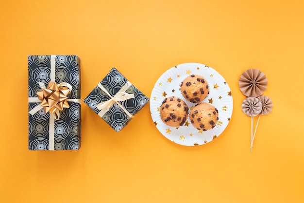 Arranjo minimalista com presentes de aniversário e cupcakes