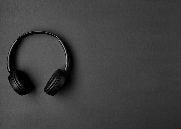 Arranjo musical com fones de ouvido pretos com espaço de cópia