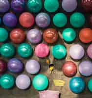 Foto grátis arranjo para o jogo de balões no parque temático