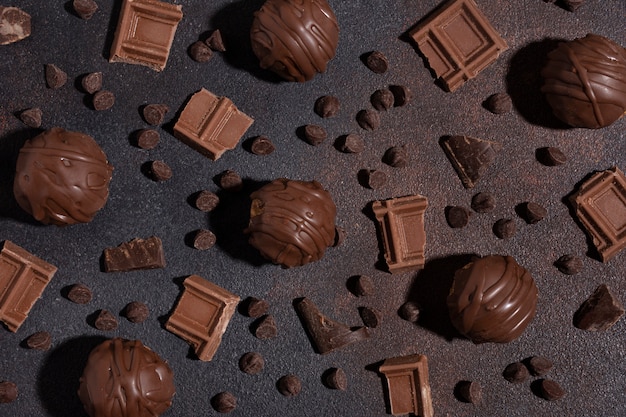 Foto grátis arranjo plano de chocolate e batatas fritas